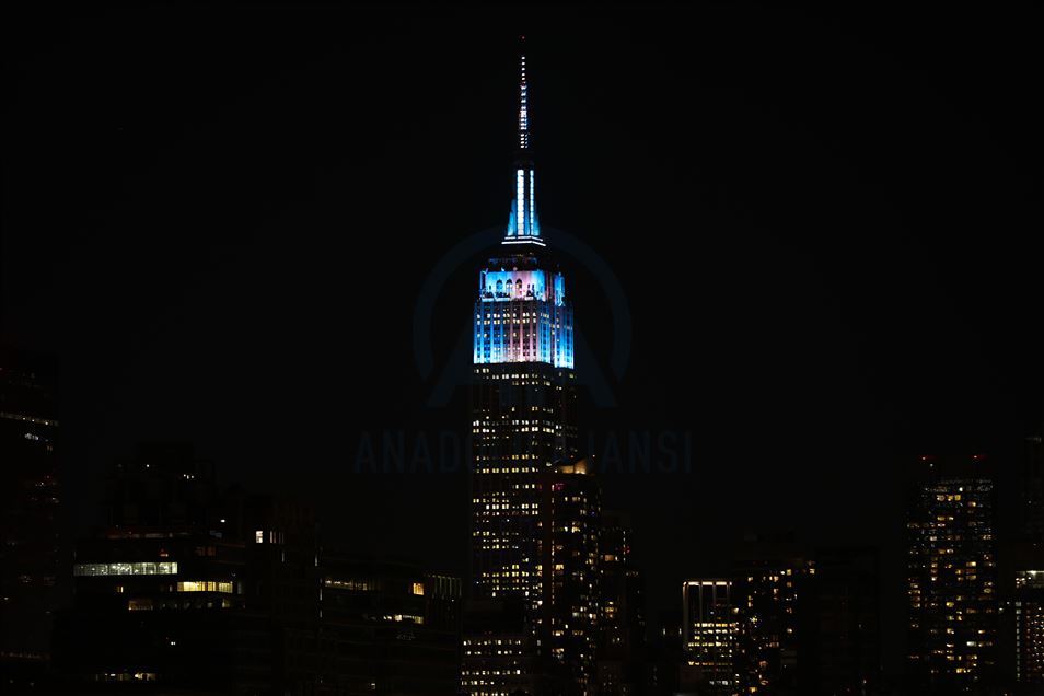 Empire State Building подсветили в знак благодарности медикам