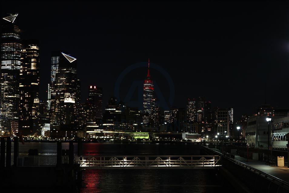 Empire State Building подсветили в знак благодарности медикам