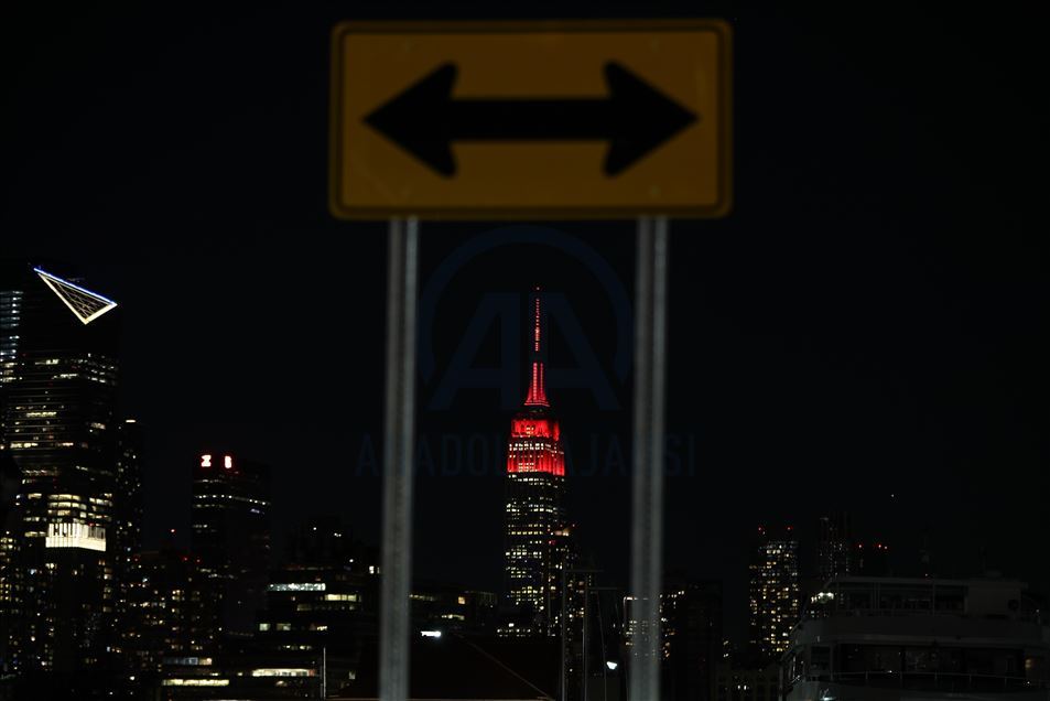 Empire State Building подсветили в знак благодарности медикам