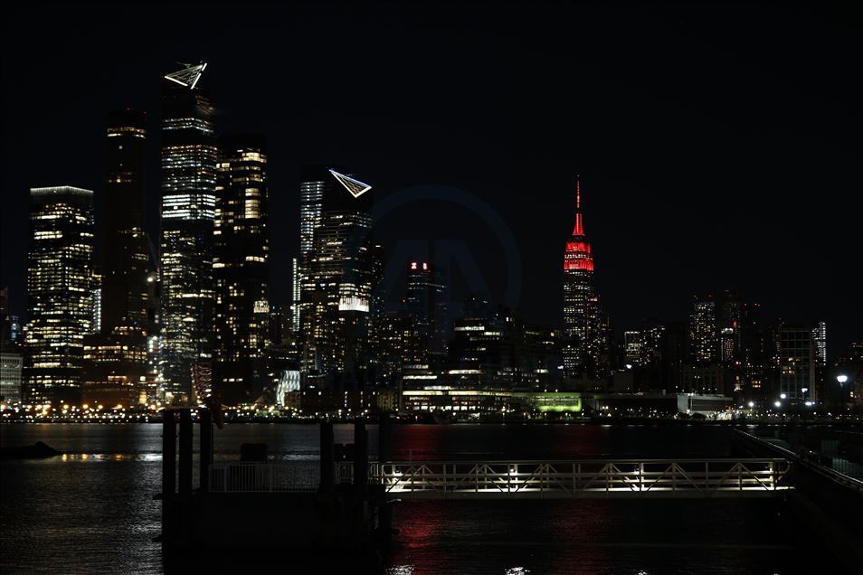 Empire State Building подсветили в знак благодарности медикам