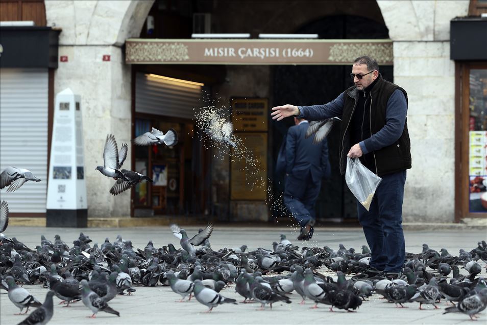 İstanbul'un meydanlarında "koronavirüs sessizliği"