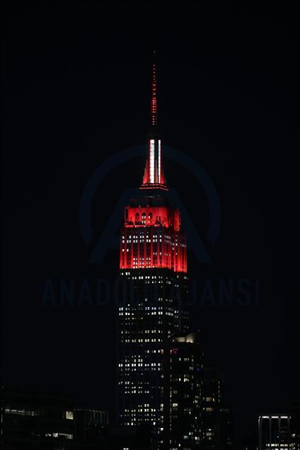 Empire State Building подсветили в знак благодарности медикам