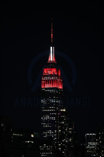 Empire State Building подсветили в знак благодарности медикам