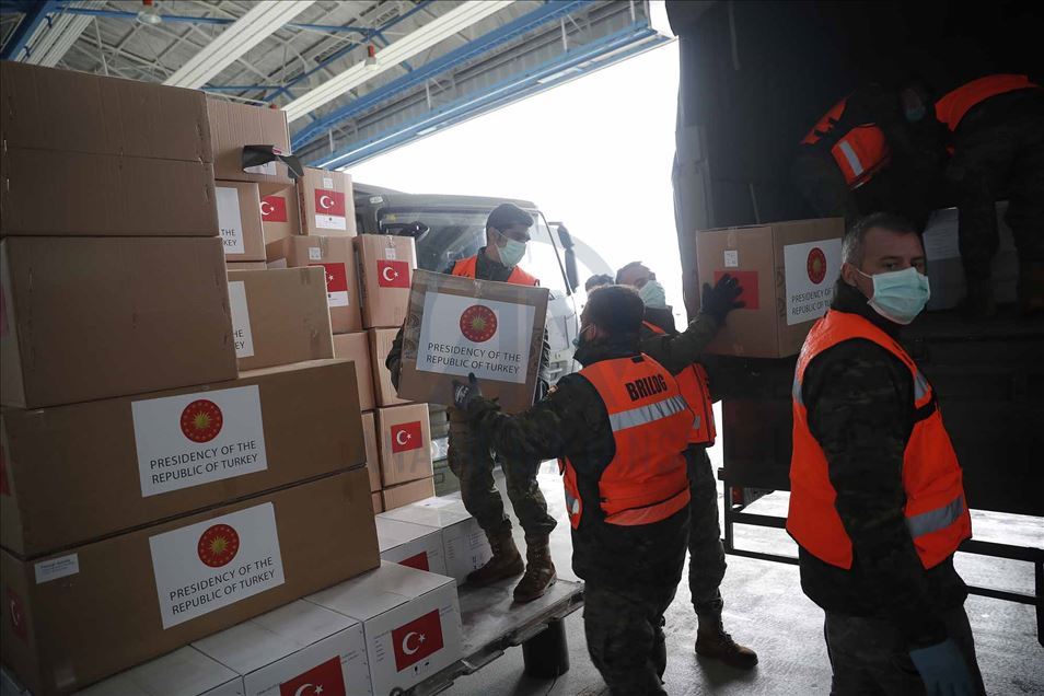 Avión militar con ayuda médica de Turquía aterriza en Madrid