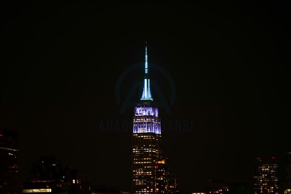 Empire State Building подсветили в знак благодарности медикам