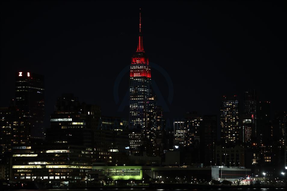 Empire State Building подсветили в знак благодарности медикам