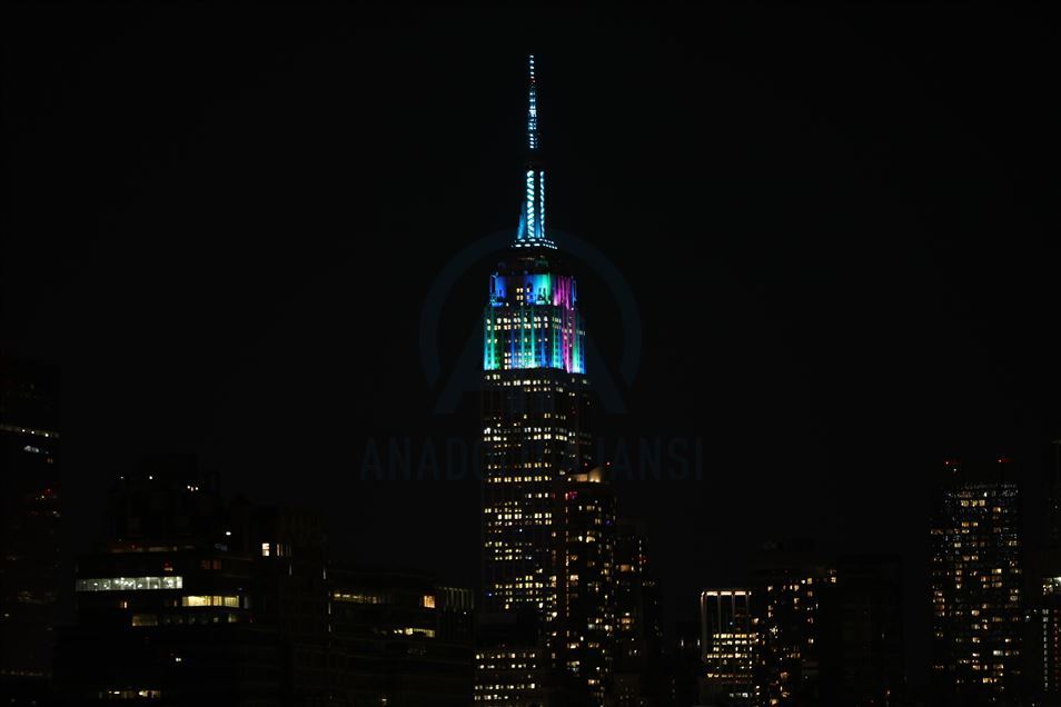 Empire State Building подсветили в знак благодарности медикам