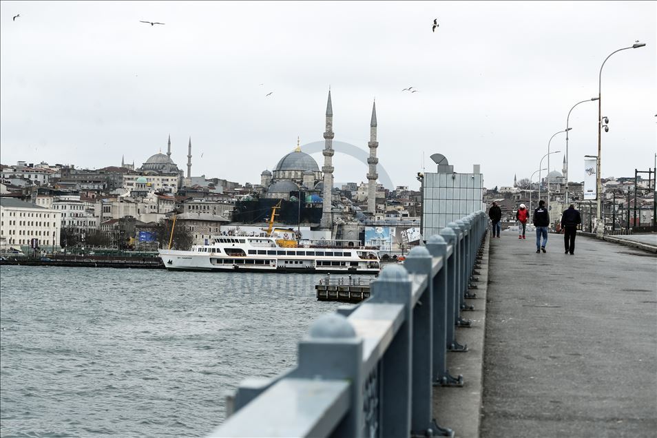 İstanbul'un meydanlarında "koronavirüs sessizliği"