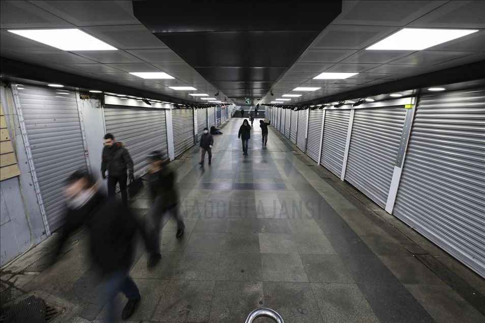 İstanbul'un meydanlarında "koronavirüs sessizliği"
