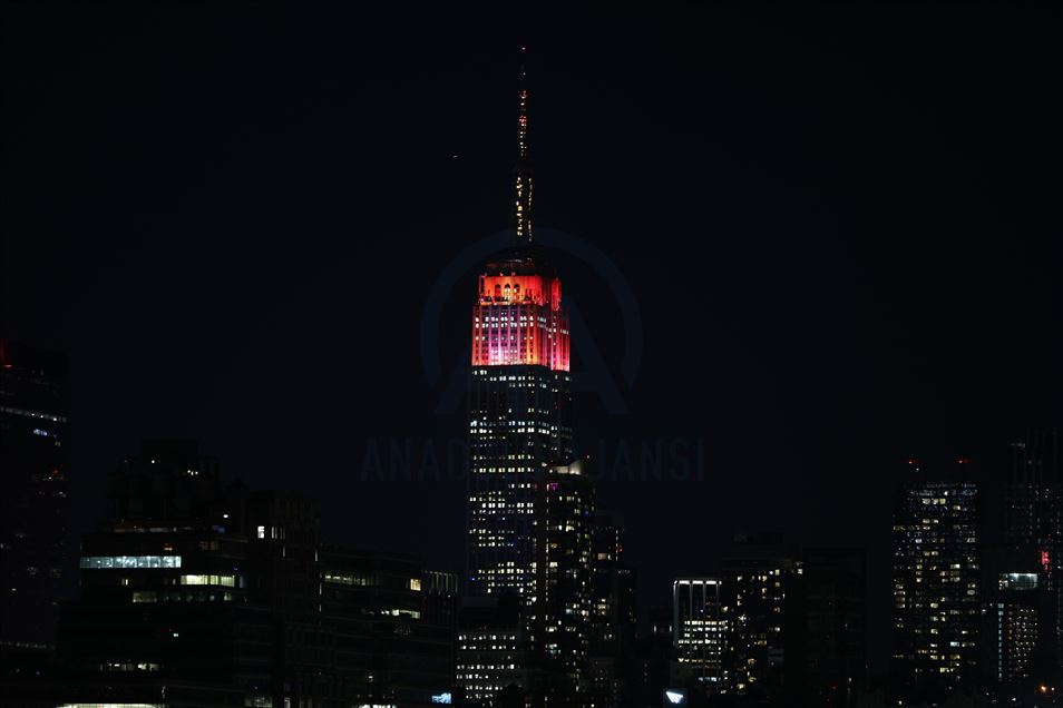 Empire State Building подсветили в знак благодарности медикам