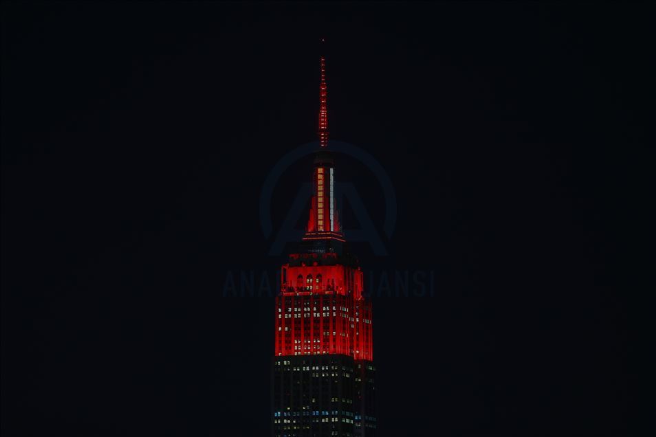 Empire State Building подсветили в знак благодарности медикам