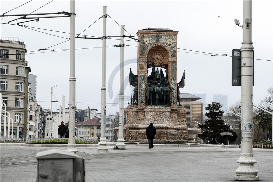 İstanbul'un meydanlarında "koronavirüs sessizliği"