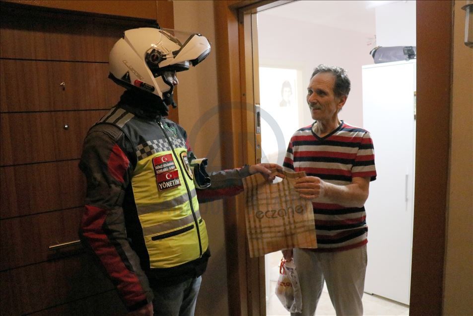Turquie / Covid-19 : Les passionnés de moto au service des personnes âgées dans la ville turque de Kırklareli
