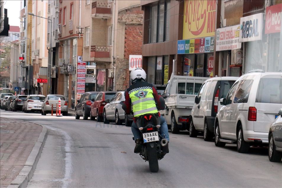 Turquie / Covid-19 : Les passionnés de moto au service des personnes âgées dans la ville turque de Kırklareli
