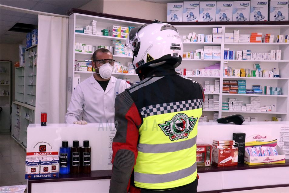 كورونا.. هواة الدراجات النارية في خدمة المسنين بـ"قرقلار إيلي" التركية