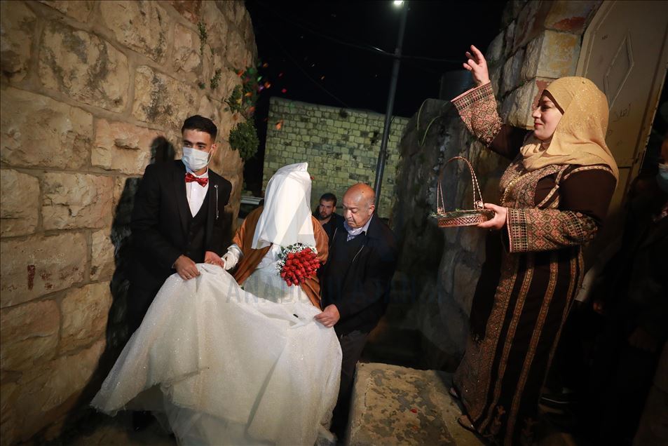 من خلف "كمامة".. زغاريد فلسطينية تعلو بمنزل العريس "حماد"