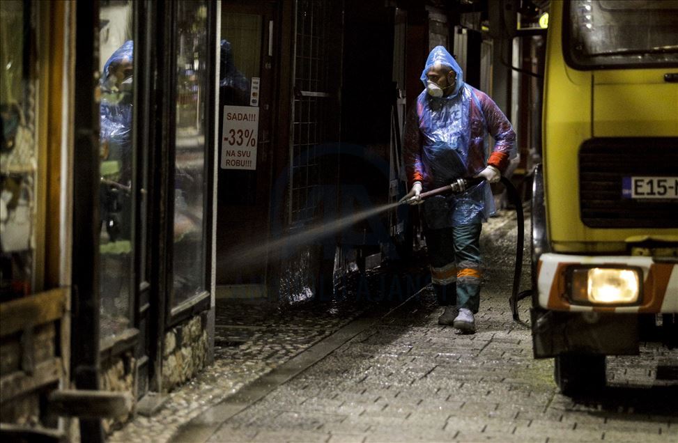 Sarajevo: Nakon stupanja na snagu policijskog sata radnici komunalnog preduzeća vrše dezinfekcije ulica