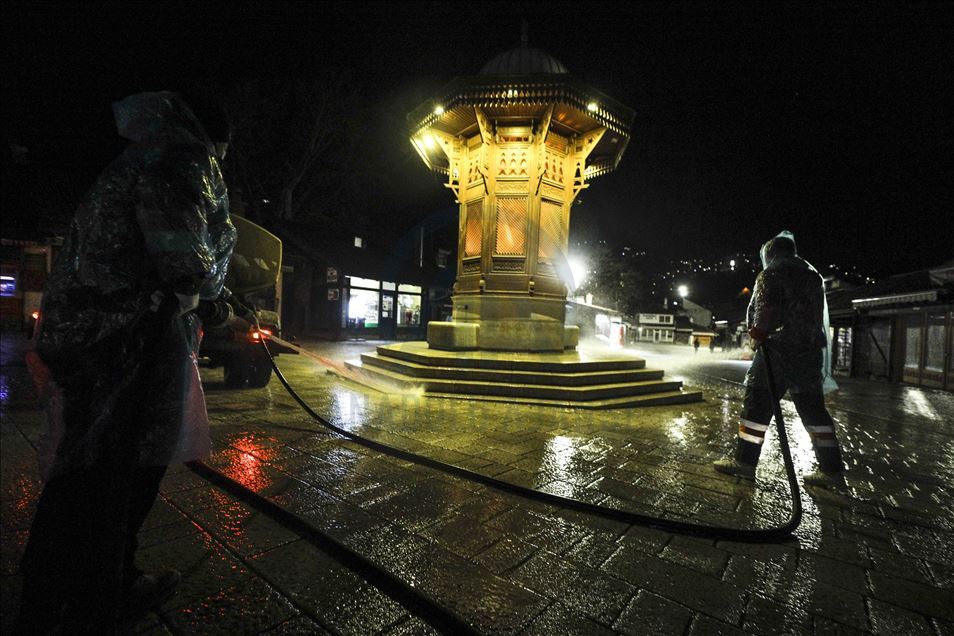 Sarajevo: Nakon stupanja na snagu policijskog sata radnici komunalnog preduzeća vrše dezinfekcije ulica