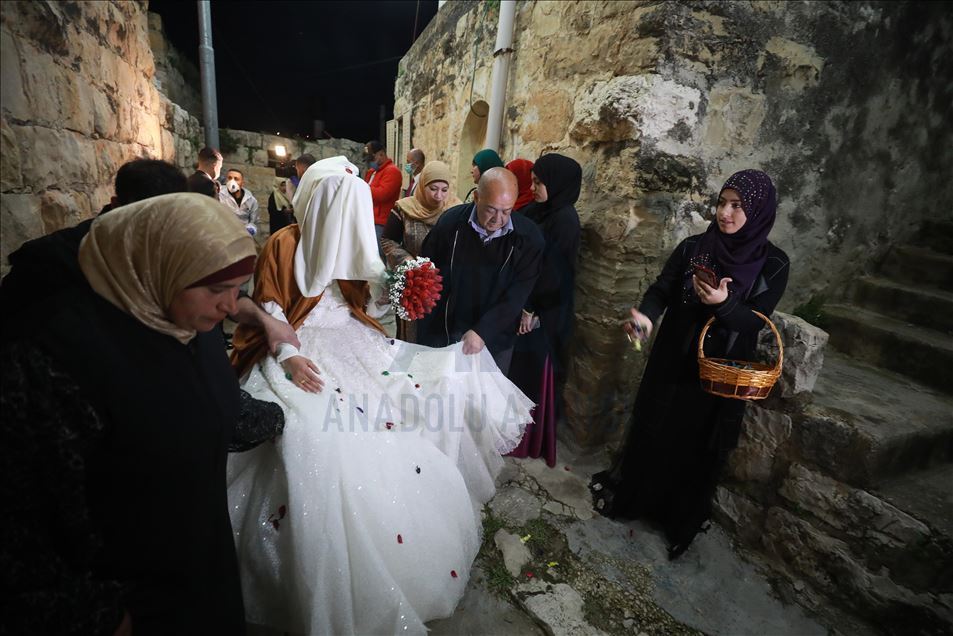 من خلف "كمامة".. زغاريد فلسطينية تعلو بمنزل العريس "حماد"