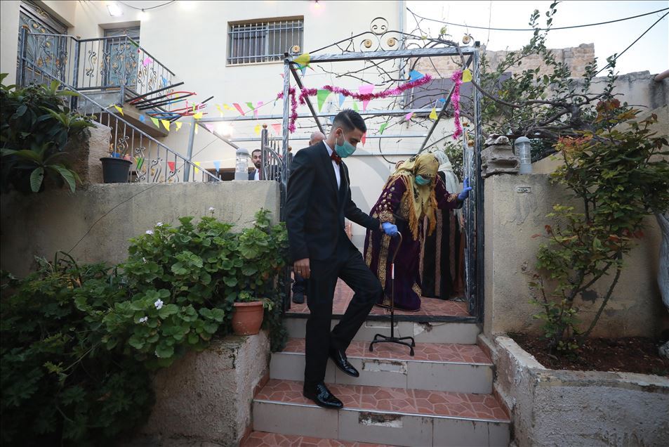 من خلف "كمامة".. زغاريد فلسطينية تعلو بمنزل العريس "حماد"