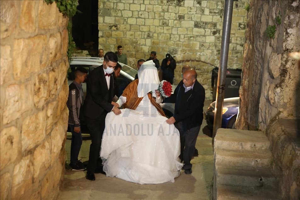 من خلف "كمامة".. زغاريد فلسطينية تعلو بمنزل العريس "حماد"