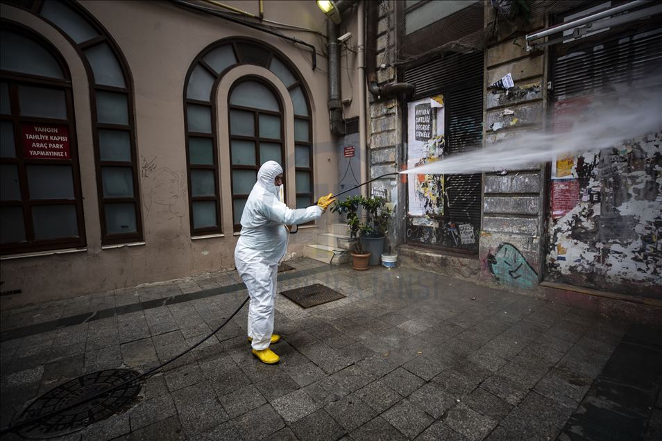 İstanbul'un Meydanları'nda "koronavirüs sessizliği"