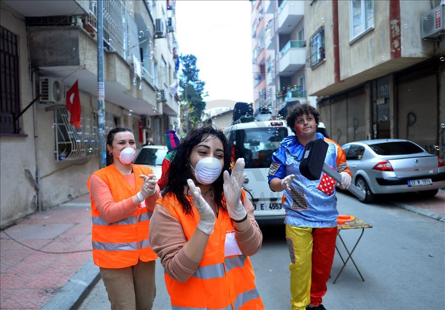 لكسر ملل "كورونا".. مهرجون يجولون شوارع مرسين التركية
   