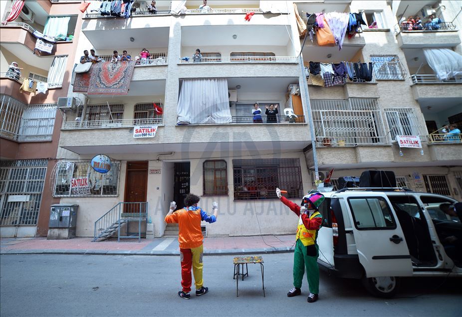 لكسر ملل "كورونا".. مهرجون يجولون شوارع مرسين التركية
   