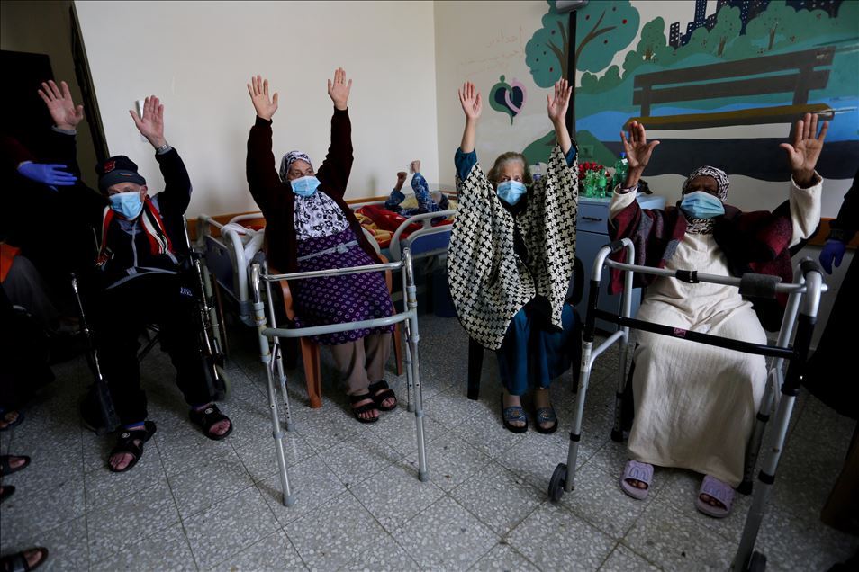 Gazze'de huzurevindeki yaşlılara Kovid-19 hakkında bilgi verildi