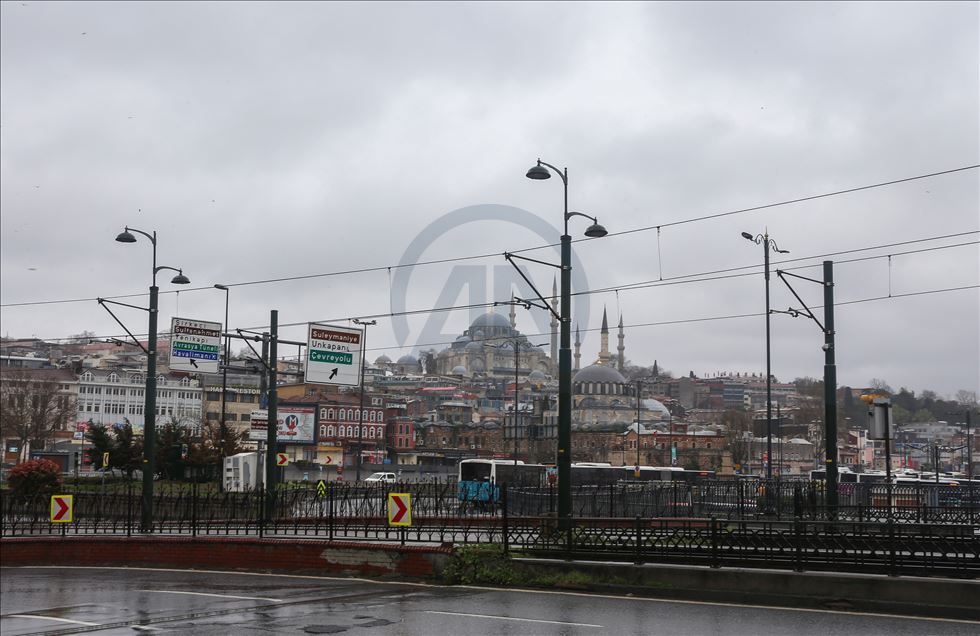 İstanbul'un meydanlarında "koronavirüs sessizliği"
