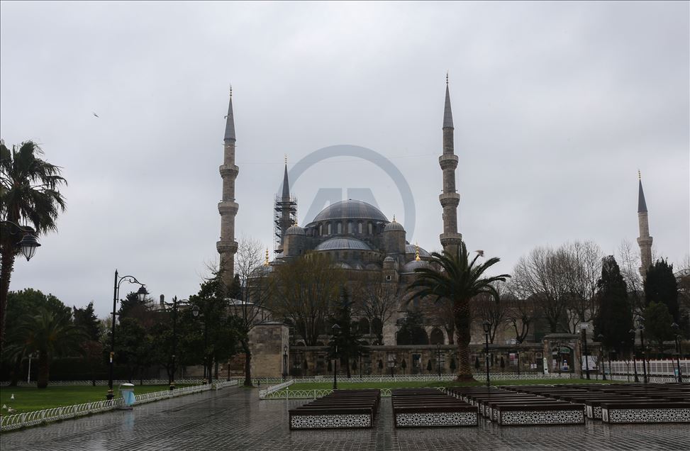 İstanbul'un meydanlarında "koronavirüs sessizliği"
