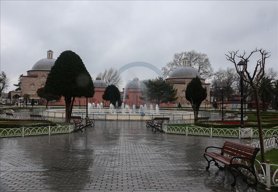 İstanbul'un meydanlarında "koronavirüs sessizliği"