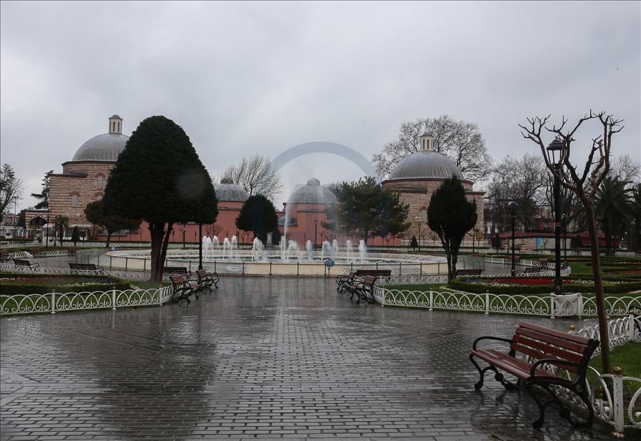 İstanbul'un meydanlarında "koronavirüs sessizliği"
