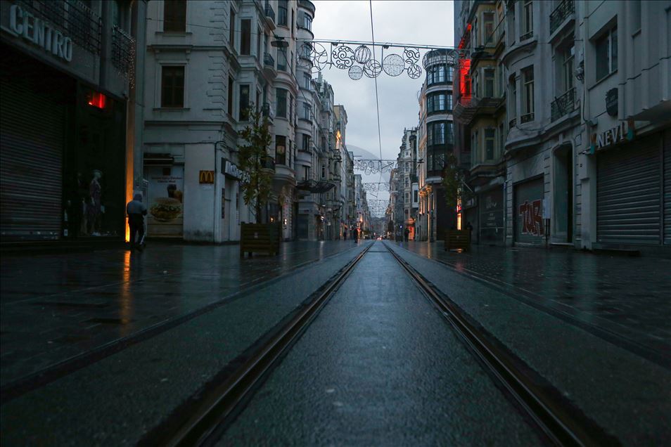 İstanbul'un meydanlarında "koronavirüs sessizliği"