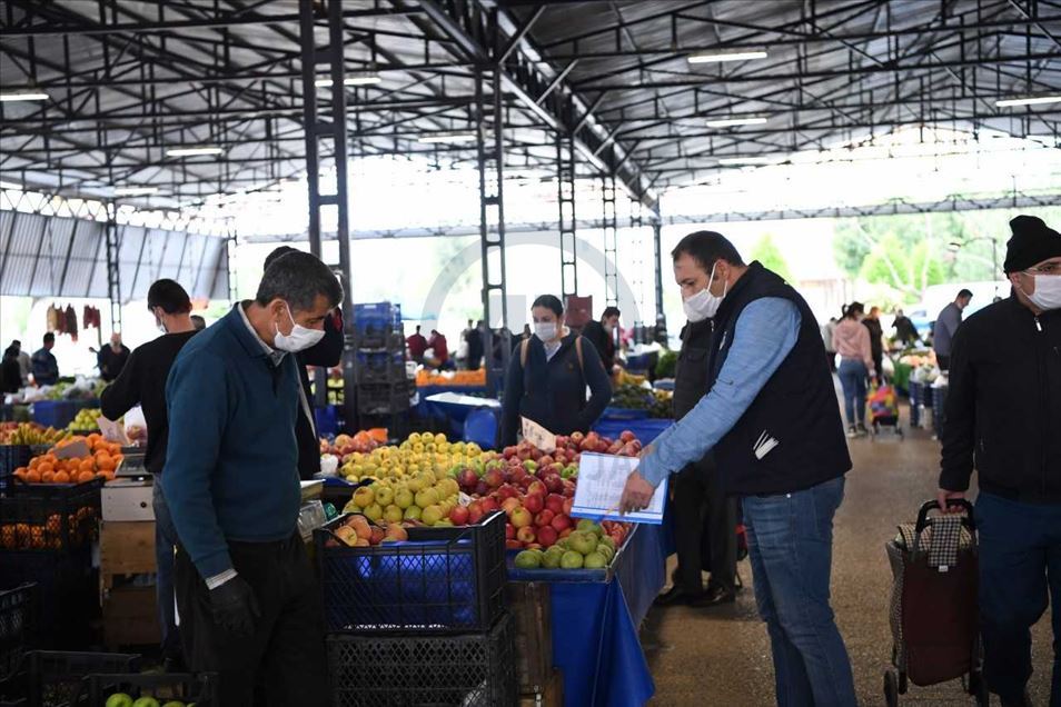 Antalya'daki semt pazarlarında sosyal mesafeli alışveriş