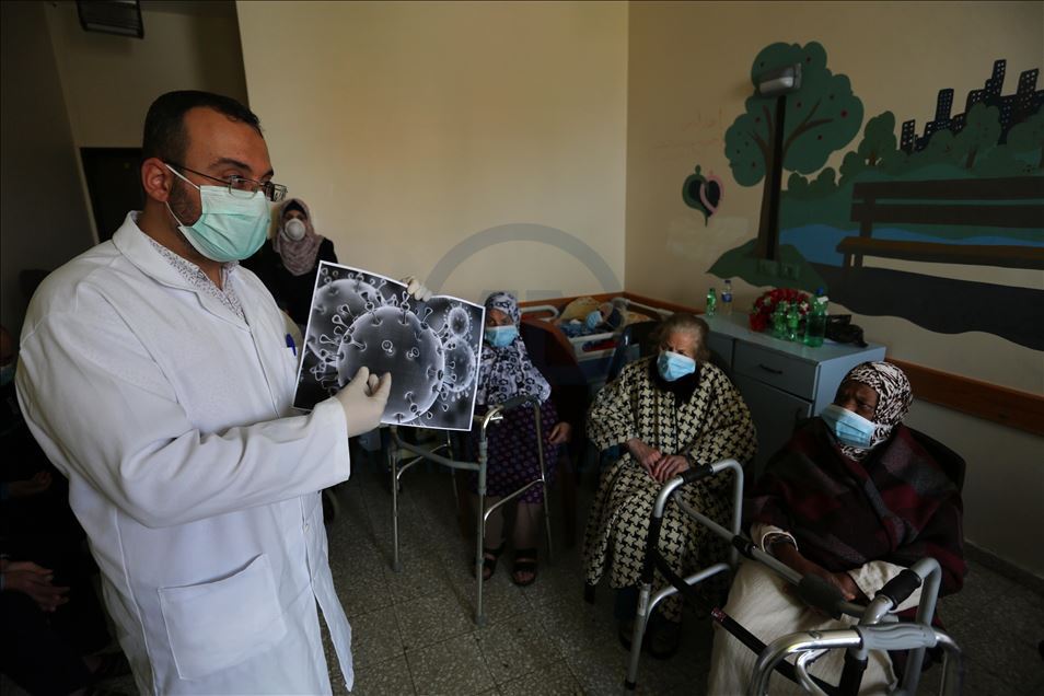 Gazze'de huzurevindeki yaşlılara Kovid-19 hakkında bilgi verildi