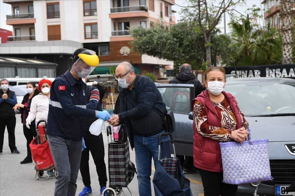 Antalya'daki semt pazarlarında sosyal mesafeli alışveriş