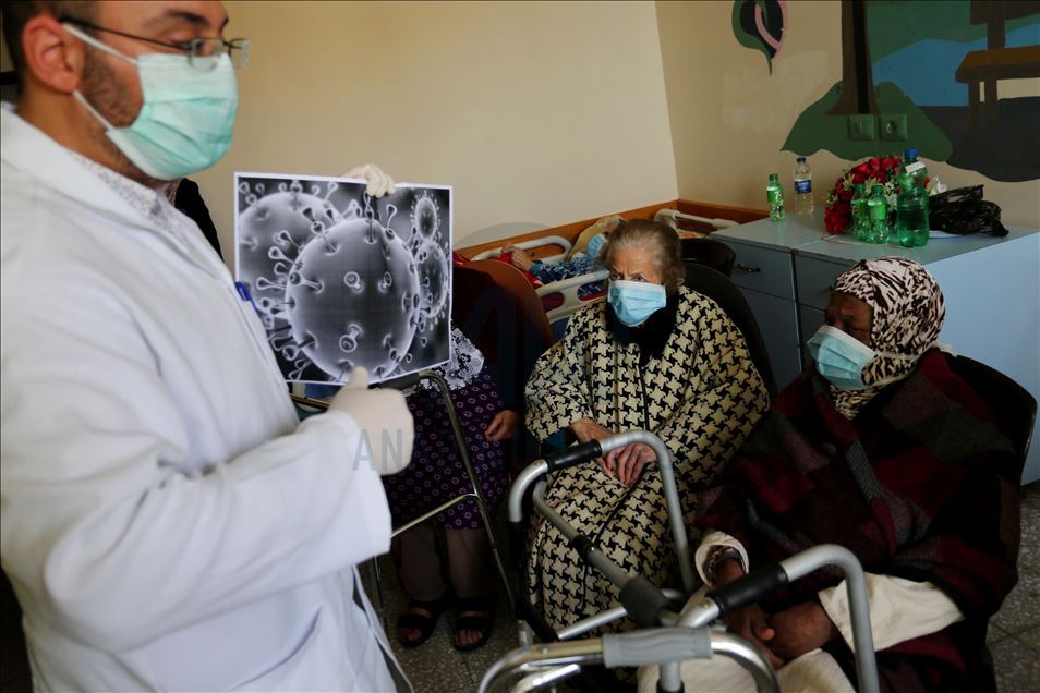 Gazze'de huzurevindeki yaşlılara Kovid-19 hakkında bilgi verildi