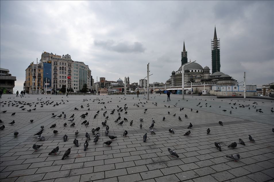 İstanbul'un simge meydanlarının tek sakini güvercinler