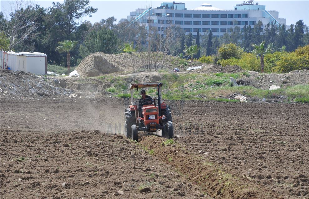 Antalya'da jandarma yorulan çiftçinin tarlasını sürdü