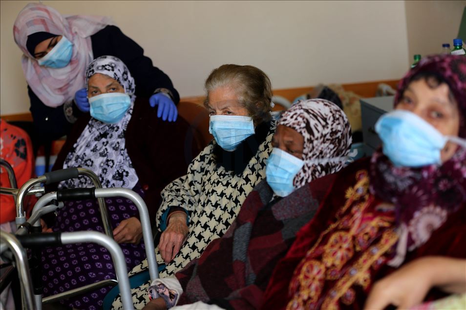 Gazze'de huzurevindeki yaşlılara Kovid-19 hakkında bilgi verildi