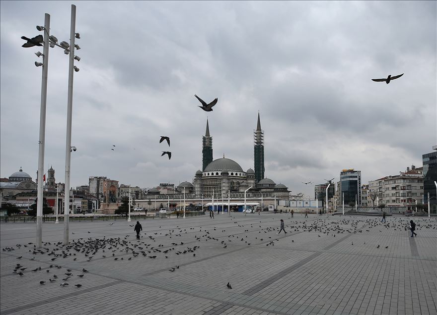 İstanbul'un simge meydanlarının tek sakini güvercinler