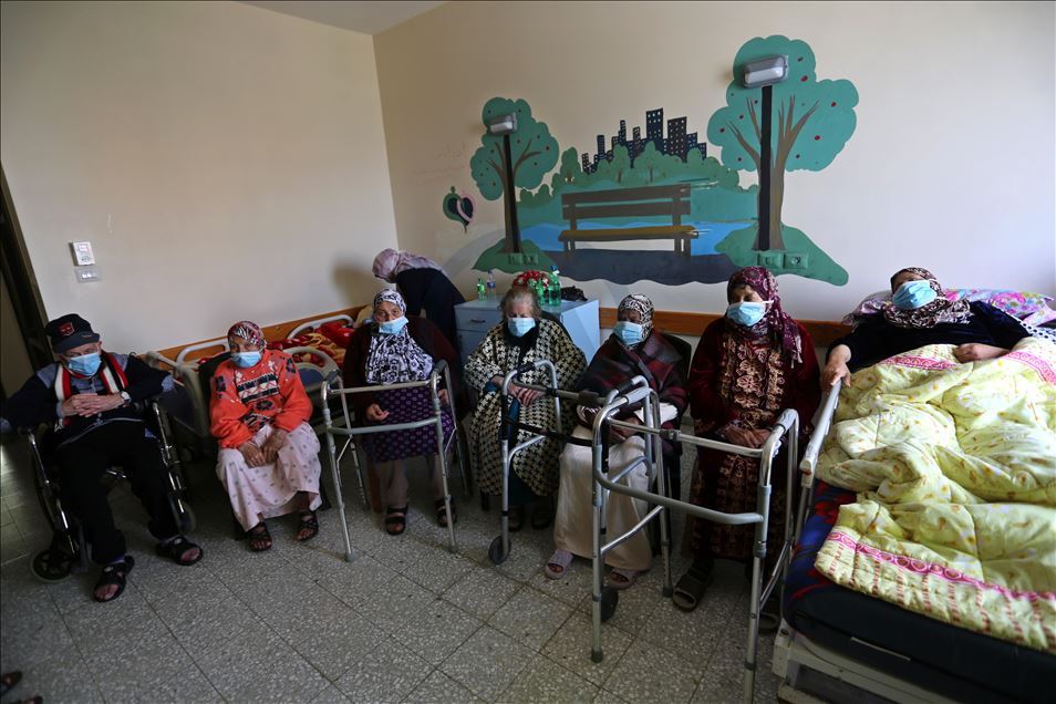 Gazze'de huzurevindeki yaşlılara Kovid-19 hakkında bilgi verildi