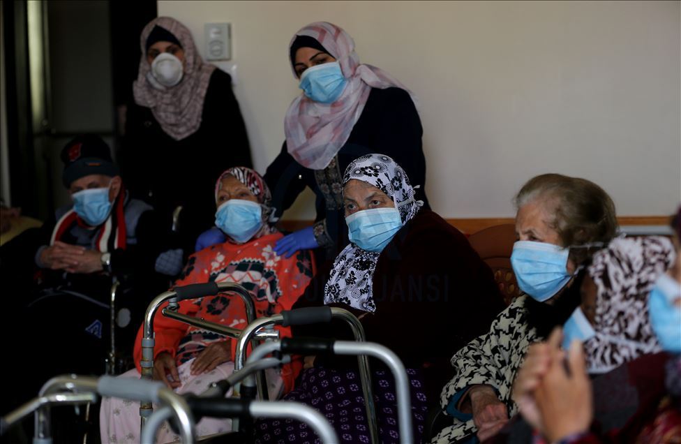 Gazze'de huzurevindeki yaşlılara Kovid-19 hakkında bilgi verildi