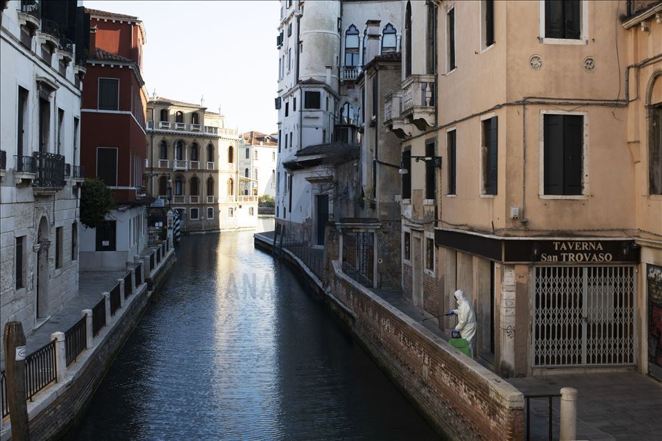 Koronavirüs salgını nedeniyle tenhalaşan Venedik'te kanal suları temizlendi