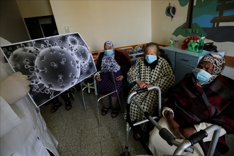 Gazze'de huzurevindeki yaşlılara Kovid-19 hakkında bilgi verildi
