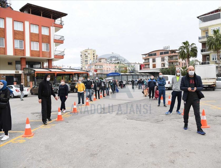 Antalya'daki semt pazarlarında sosyal mesafeli alışveriş