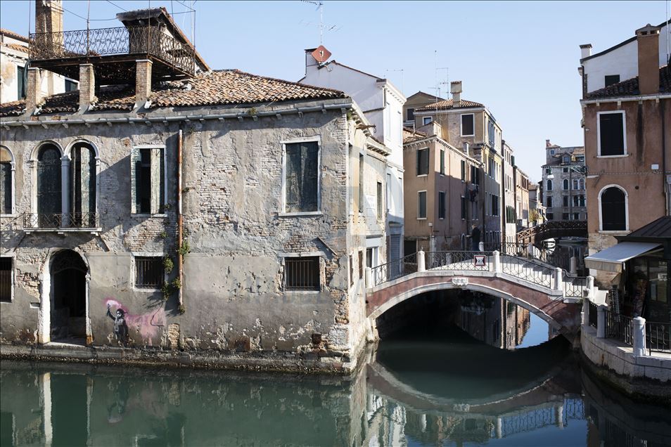 Koronavirüs salgını nedeniyle tenhalaşan Venedik'te kanal suları temizlendi