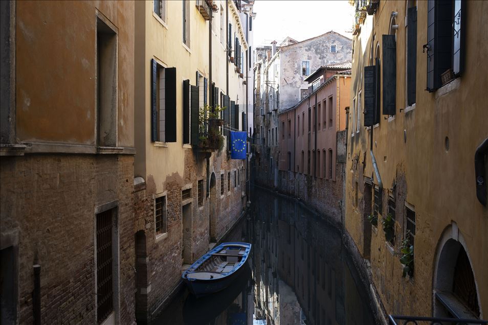 Kanal-kanal Venezia kembali jernih akibat karantina virus korona