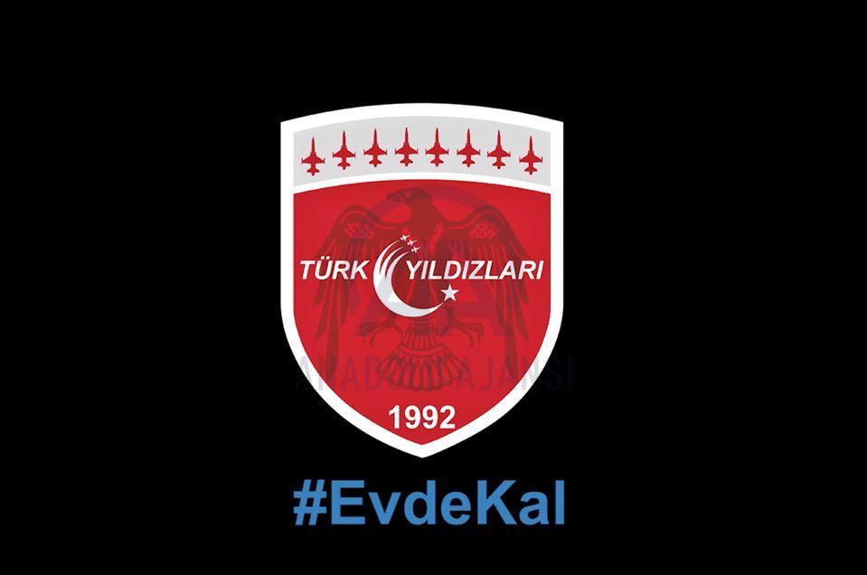 Türk Yıldızları'ndan gökyüzünden "sosyal mesafeyi koruyalım" çağrısı